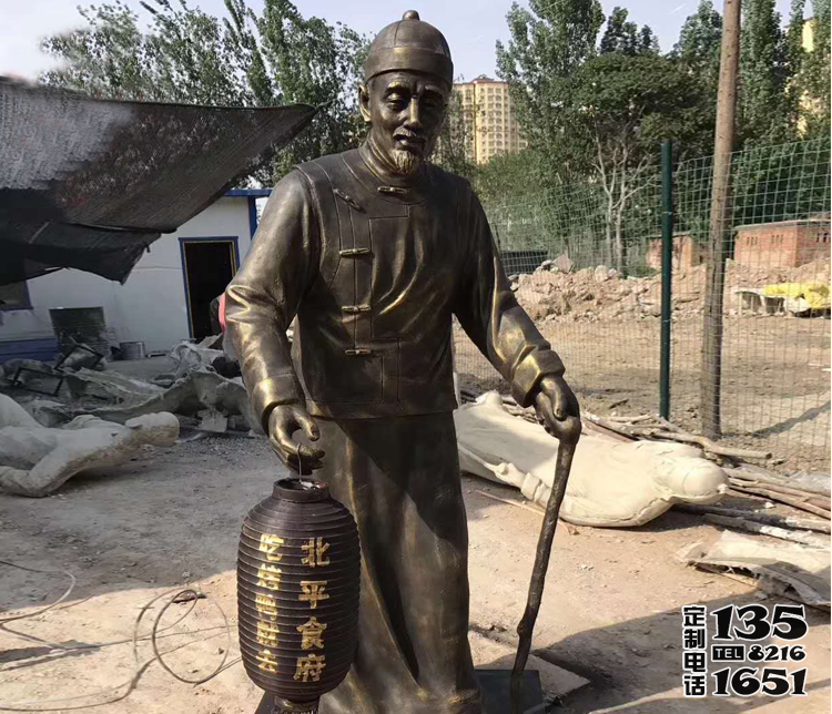 景區廣場擺放提燈籠的老人玻璃鋼仿銅雕塑 景區廣場擺放提燈籠的老人玻璃鋼仿銅雕塑