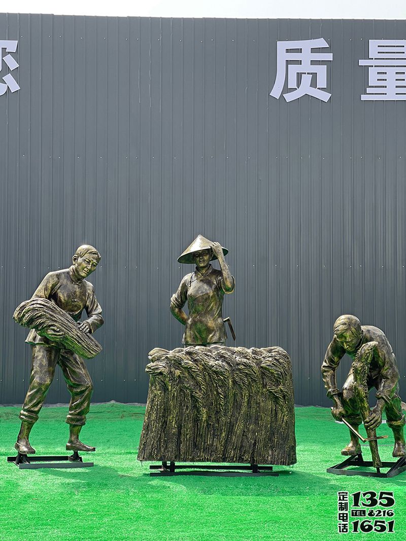 景區(qū)擺放玻璃鋼仿銅農(nóng)耕割麥子勞動人物雕塑 景區(qū)擺放玻璃鋼仿銅農(nóng)耕割麥子勞動人物雕塑