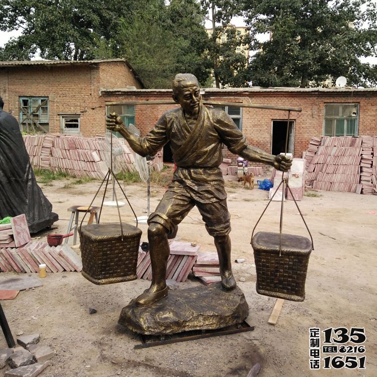 公園傳統民俗文化玻璃鋼仿銅挑糧食的人物雕塑 公園傳統民俗文化玻璃鋼仿銅挑糧食的人物雕塑