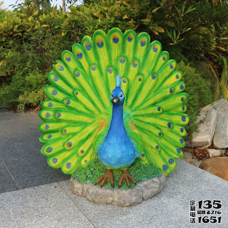 公園里開(kāi)屏的玻璃鋼彩繪孔雀雕塑
