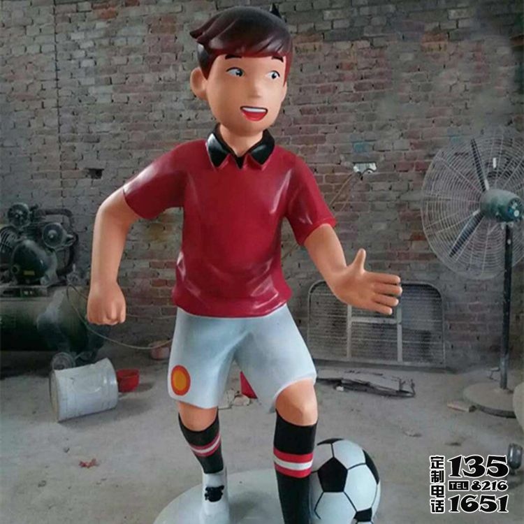 游樂(lè)場(chǎng)卡通人物玻璃鋼踢足球雕塑 游樂(lè)場(chǎng)卡通人物玻璃鋼踢足球雕塑