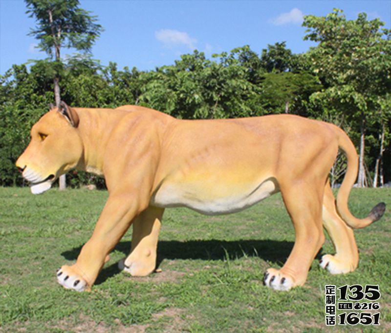 戶(hù)外草坪玻璃鋼仿真動(dòng)物行走的獅子雕塑 戶(hù)外草坪玻璃鋼仿真動(dòng)物行走的獅子雕塑