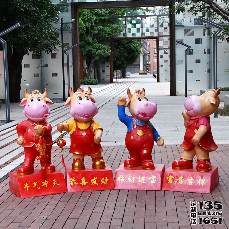 商場擺放四個(gè)喜慶招財(cái)?shù)牟Ａт摽ㄍㄅ５袼? title=