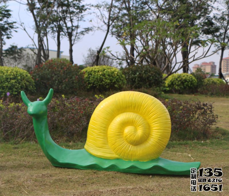 草地上擺放的中號(hào)的綠色玻璃鋼彩繪蝸牛雕塑 草地上擺放的中號(hào)的綠色玻璃鋼彩繪蝸牛雕塑