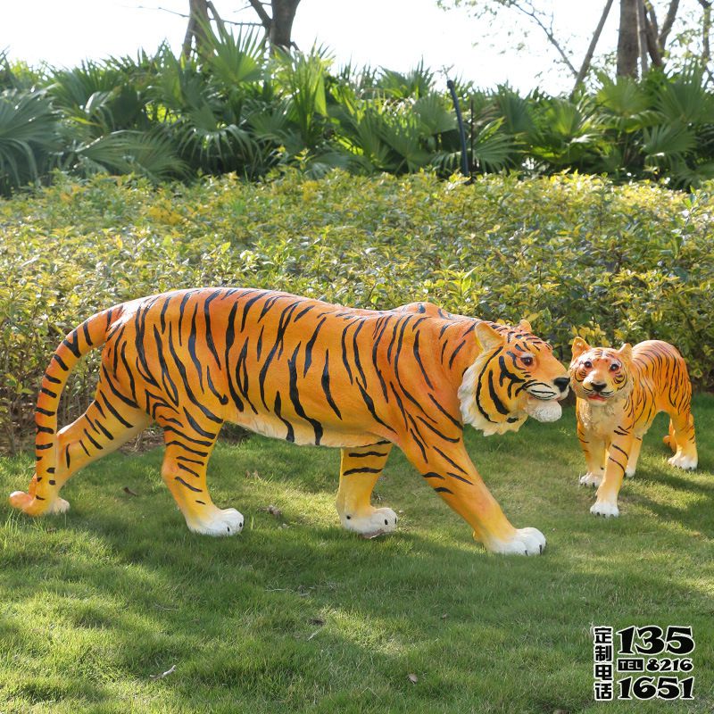 公園草坪玻璃鋼大型仿真彩繪老虎雕塑 公園草坪玻璃鋼大型仿真彩繪老虎雕塑